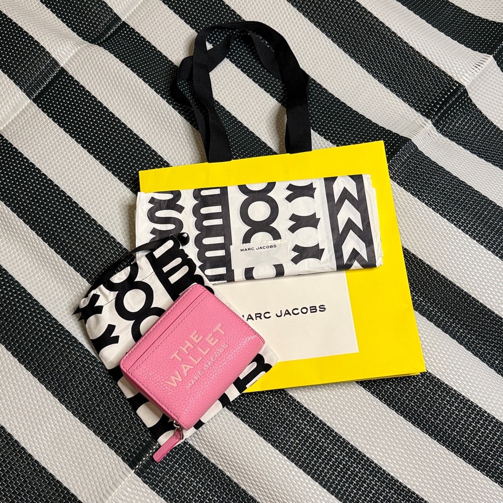Marc Jacobs Compact Wallet - Picture 6 of 7